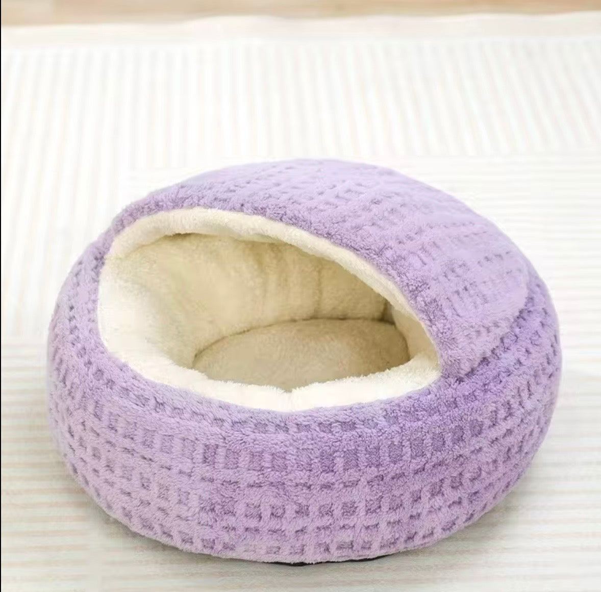 typical hooded or semi-enclosed cat beds often marketed as "winter warm" nests