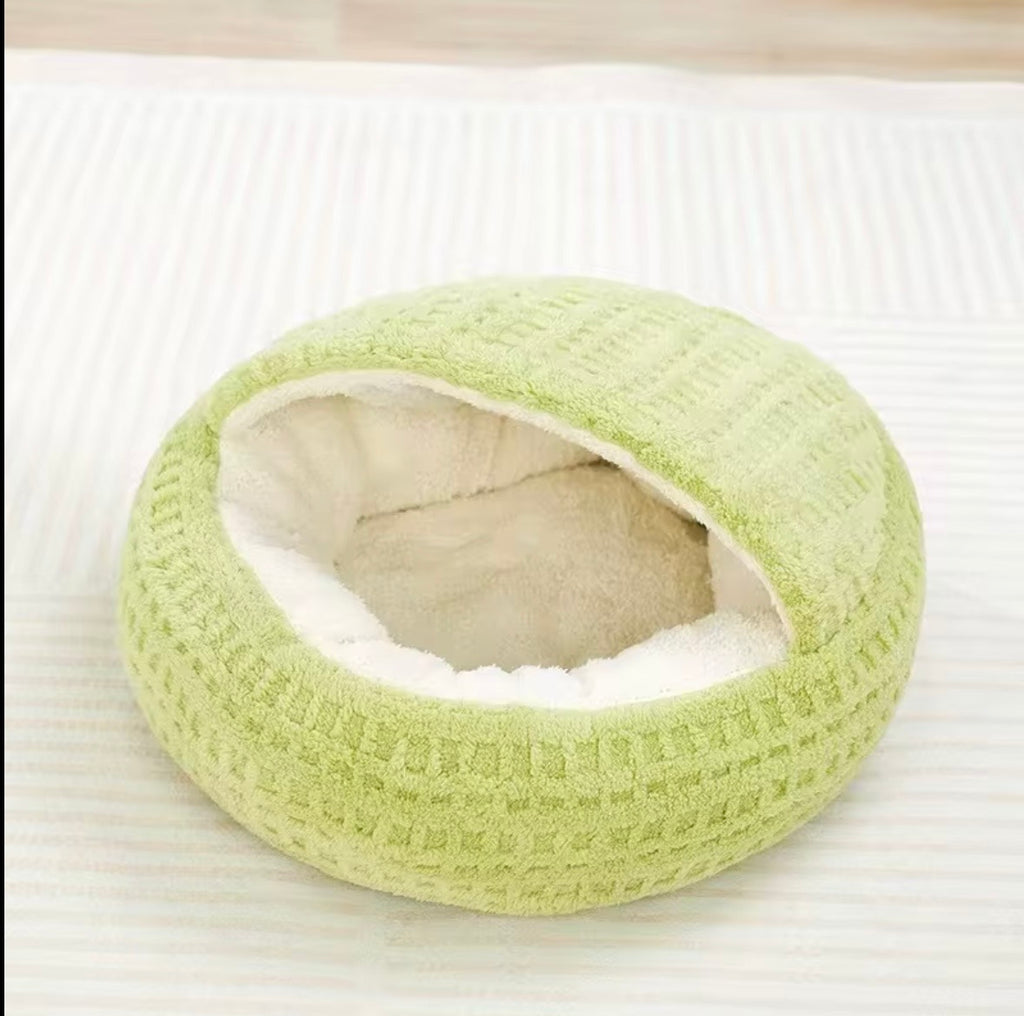 typical hooded or semi-enclosed cat beds often marketed as "winter warm" nests